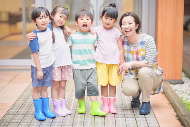 笑顔の園児と女性