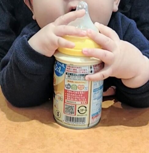 缶の液体ミルクを飲む赤ちゃん