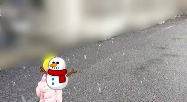 雪降る道を歩く2才娘