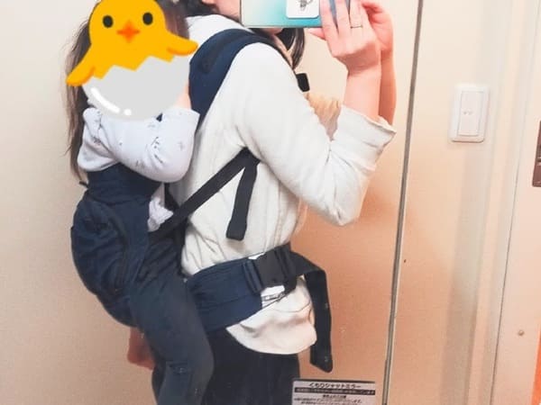 ナップナップで上の子をおんぶする私